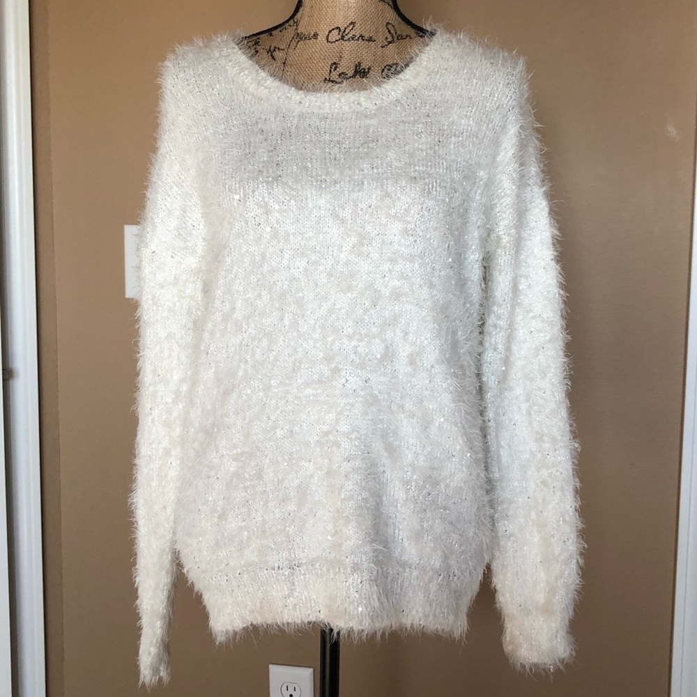 Stretch fluffy sequined sweater.